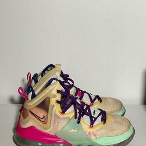 Men’s LeBron 19 EP Valentines Sneakers